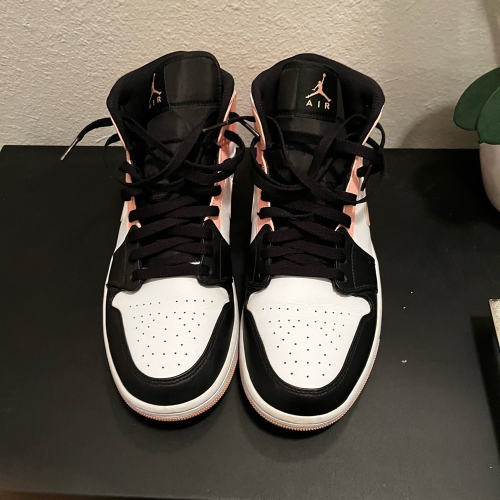 Jordan 1 mid Arctic Orange Black Toe Size US Men 11 GREAT CONDITION!!